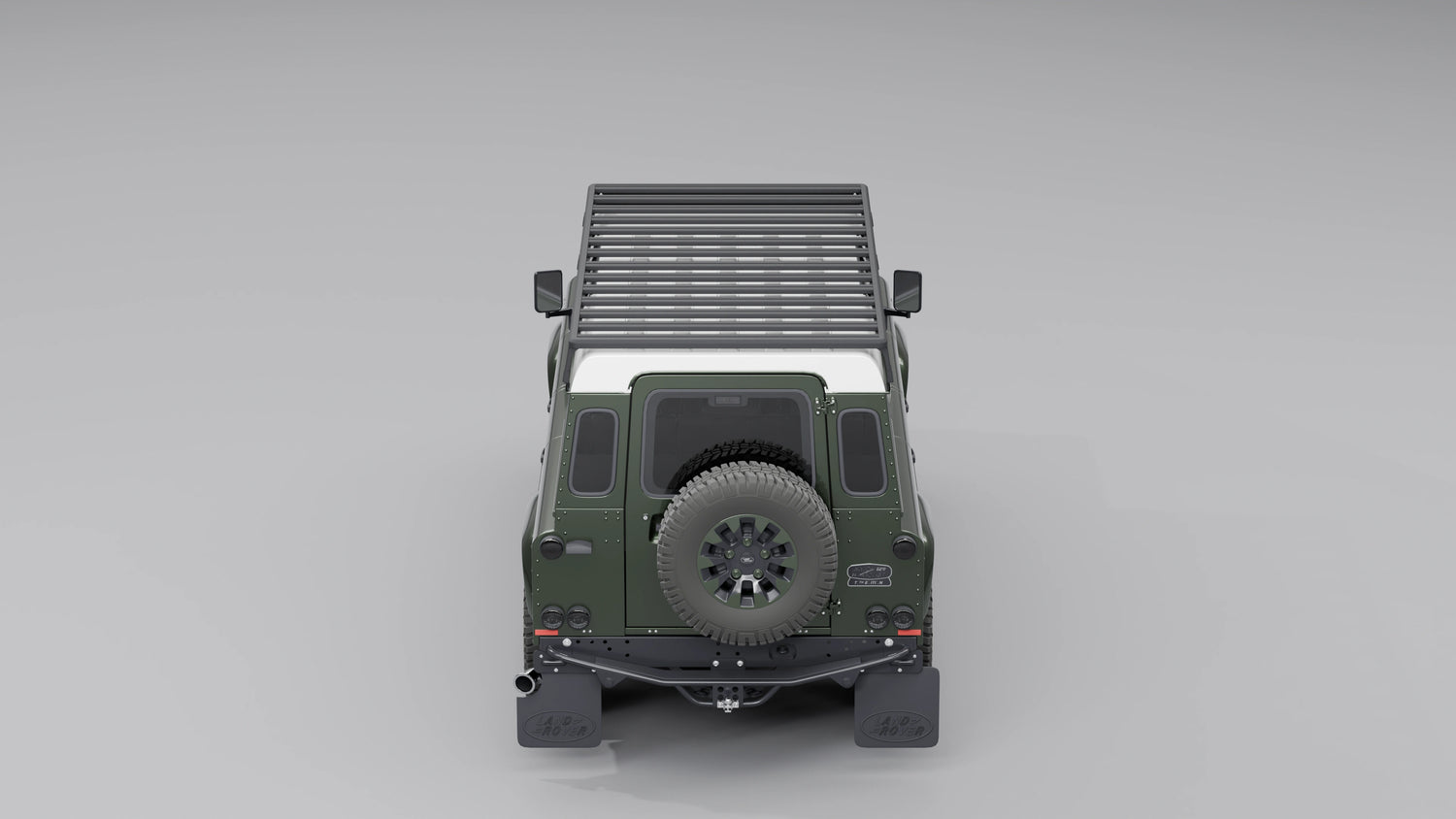 Direkte Heckansicht eines Land Rover Defender 110, die die gesamte Breite und flache Bauweise des schwarzen Expeditions-Dachträgers zeigt.