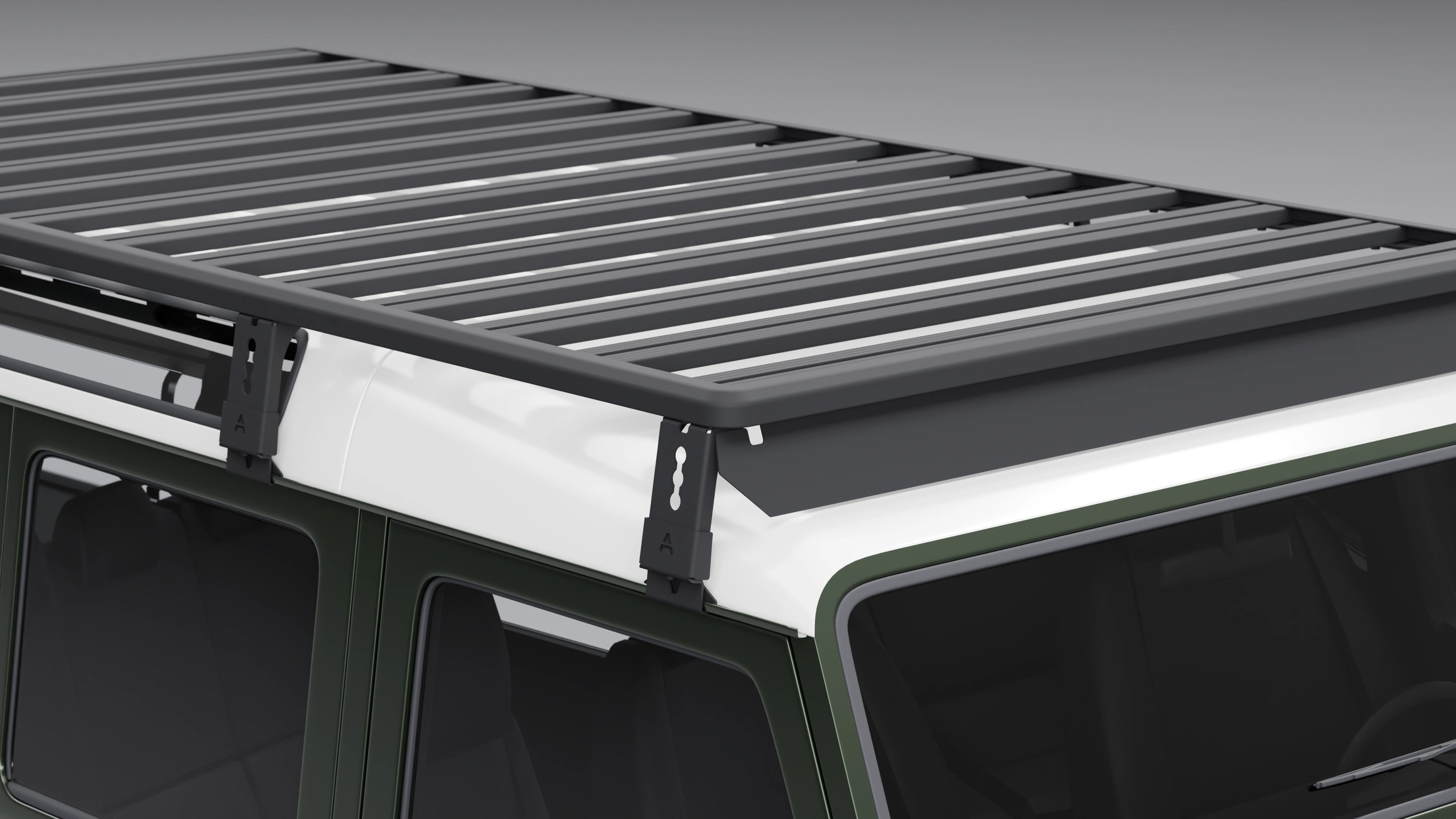 Detailansicht: Schwarze Montagehalterungen und Befestigungssystem des modularen Dachträgers an der Regenrinne eines Land Rover Defender.