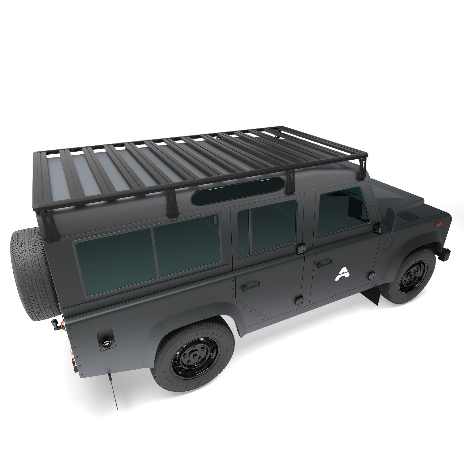 Das Bild zeigt einen Land Rover Defender 110 in einer Studioansicht aus der Dreiviertelperspektive von hinten links, leicht von oben. Auf dem Dach ist eine Airholder Dachplattform als großflächiger Dachträger montiert, die mit umlaufendem Rahmen und parallel angeordneten Querstreben eine stabile, offene Ladefläche bildet. Die Perspektive macht besonders gut sichtbar, wie weit die Plattform über die Dachlänge reicht und wie viele Befestigungspunkte für Overlanding- und Offroad-Zubehör zur Verfügung stehen.
