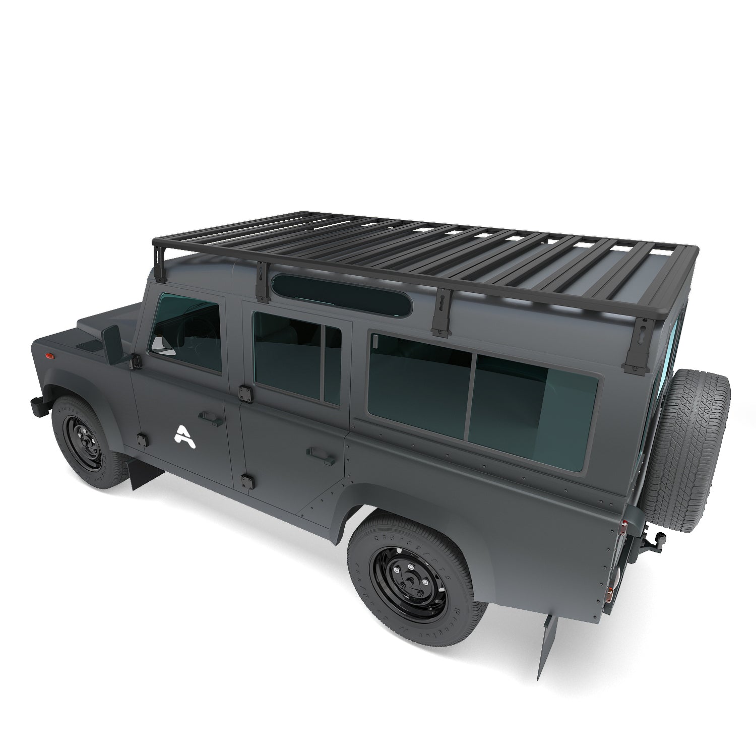 Das Bild zeigt einen Land Rover Defender 110 in Studioansicht aus der Dreiviertelperspektive von hinten rechts, leicht von oben. Auf dem Dach ist eine Airholder Dachträger-Plattform montiert: ein umlaufender Rahmen mit parallel angeordneten Querstreben bildet eine großflächige, offene Ladefläche. Die Plattform eignet sich für Overlanding- und Offroad-Zubehör wie Boxen, Halterungen oder Solarmodule und bietet viele flexible Befestigungspunkte entlang der gesamten Dachlänge.
