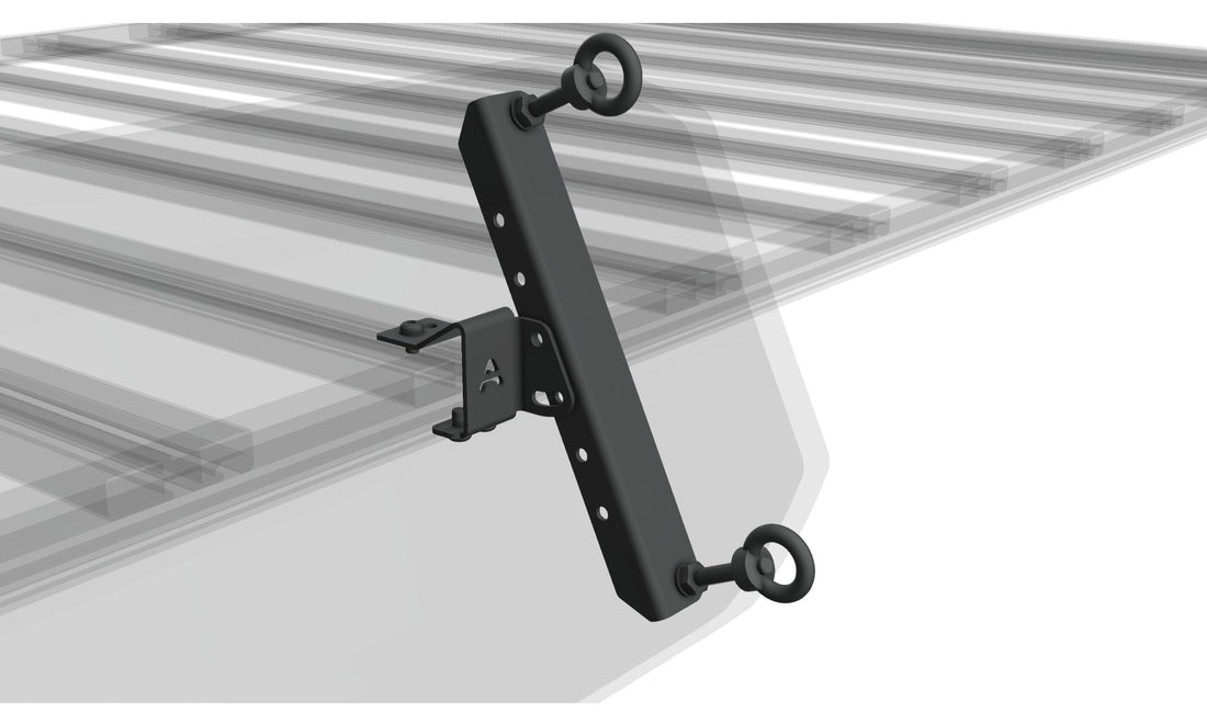 Seitliche Universalhalterung für Bergungsboards/MAXTRAX am Airholder-Dachträger – lange Halteschiene mit Lochraster und zwei Ringösen (3D-Render)
