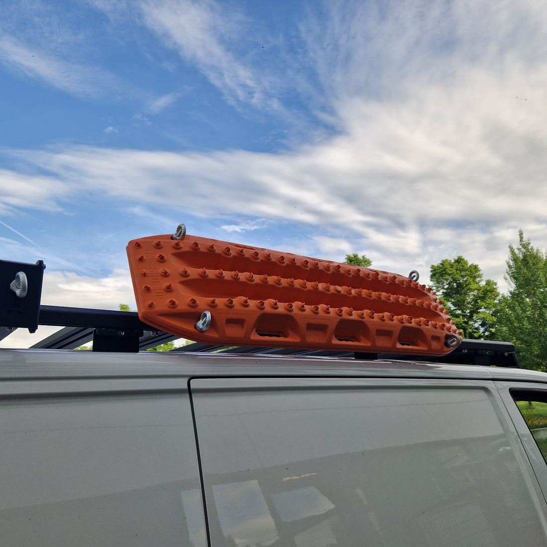 Seitliche Halterung für MAXTRAX Bergungsboards

Seitlich montierte orange Bergungsboards (MAXTRAX) auf dem Airholder-Dachträger am Van – Outdoor-Aufnahme mit Zurrpunkten/Ringösen und freier Ladefläche auf der Plattform
