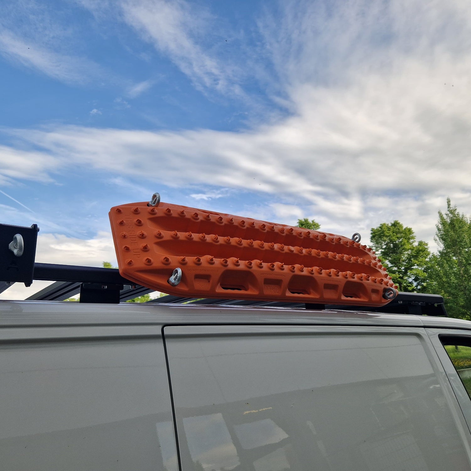 Seitliche Halterung für MAXTRAX Bergungsboards

Seitlich montierte orange Bergungsboards (MAXTRAX) auf dem Airholder-Dachträger am Van – Outdoor-Aufnahme mit Zurrpunkten/Ringösen und freier Ladefläche auf der Plattform
