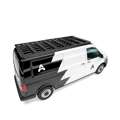 VW Transporter (Kastenwagen) in Studioansicht mit Airholder Dachplattform/Dachträger in Low-Profile-Optik – große Dachfläche für Boxen, Solarpanels und Zubehör, Ansicht von hinten links.