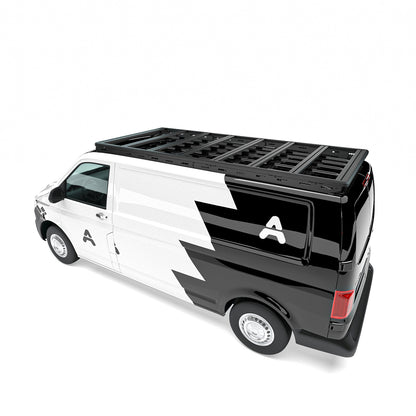 Studioaufnahme: VW Multivan langer Radstand mit Airholder Dachplattform (vollflächiger Dachträger) – stabiler Aufbau mit Querstreben, Ansicht hinten rechts oben.