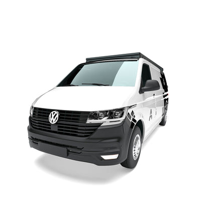 Weißer VW Multivan (langer Radstand/LWB) in Studioansicht mit Airholder Dachträger in Low-Profile-Optik – sauber integrierte Lösung für Dachzubehör, Front links oben.