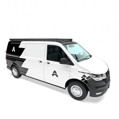 Das Bild zeigt einen VW T5/T6 (Transporter/Multivan) in einer Studioansicht aus der Dreiviertelperspektive vorne rechts, leicht von oben. Auf dem Dach ist ein Airholder Dachträger in flacher Low-Profile-Bauweise montiert, der sich optisch sauber in die Fahrzeuglinie einfügt. Der Dachträger bietet eine stabile Basis für Dachboxen, Markise, Solarmodule und weiteres Dachzubehör und eignet sich ideal für Vanlife, Alltag und Reisen.