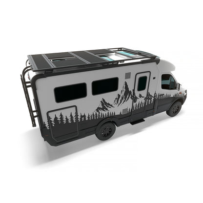Geländetauglicher Camper auf Basis Mercedes-Benz Sprinter mit Airholder Dachträger/Dachplattform, montierten Solarmodulen und Heckleiter – ideal für autarkes Vanlife und Overlanding.