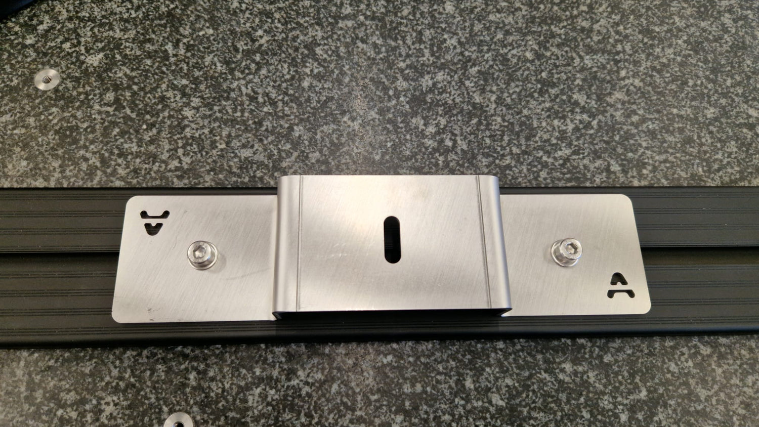 Dachzelt Befestigungsklammer Edelstahl – Draufsicht montiert auf schwarzem Aluminium-Dachträger