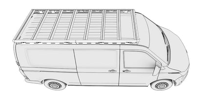 Schrägansicht von oben, leicht von vorne rechts: zu sehen ist ein VW T6 (langer Radstand) mit montierter Airholder Dachplattform, die als großflächiger Dachträger das Fahrzeugdach nahezu vollständig abdeckt. Die umlaufende Rahmenkonstruktion und die Querstreben bieten eine stabile Basis für Dachzubehör wie Boxen, Markise oder Solarmodule. Die Darstellung zeigt die Position der Plattform entlang der gesamten Dachlänge sowie die gleichmäßige Aufteilung der Querträger für eine flexible Zubehörmontage.
