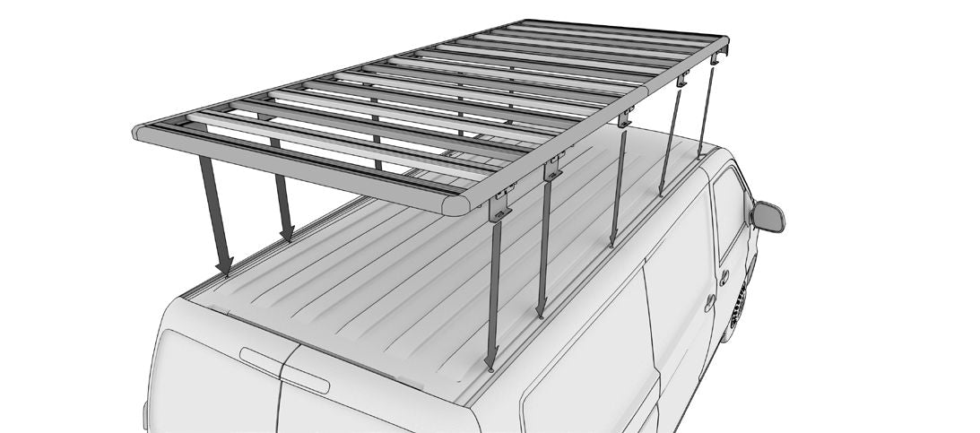 Schrägansicht von hinten links, leicht von oben: zu sehen ist ein VW T6 (langer Radstand) mit einer großen Airholder Dachplattform, die auf mehreren Stützfüßen über dem Fahrzeugdach montiert ist. Die Plattform wird über Halter/Konsolen entlang der Dachkante befestigt und bildet eine stabile, durchgängige Ladefläche mit Querstreben für Dachzubehör. Die Darstellung zeigt den Abstand zwischen Dach und Plattform sowie die Position der Befestigungspunkte über die gesamte Dachlänge.
