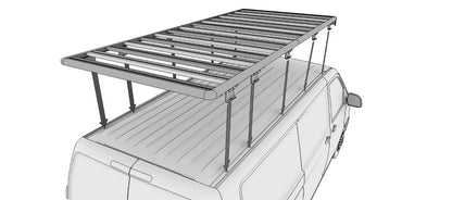 Schrägansicht von hinten links, leicht von oben: zu sehen ist ein VW T6 (langer Radstand) mit einer großen Airholder Dachplattform, die auf mehreren Stützfüßen über dem Fahrzeugdach montiert ist. Die Plattform wird über Halter/Konsolen entlang der Dachkante befestigt und bildet eine stabile, durchgängige Ladefläche mit Querstreben für Dachzubehör. Die Darstellung zeigt den Abstand zwischen Dach und Plattform sowie die Position der Befestigungspunkte über die gesamte Dachlänge.
